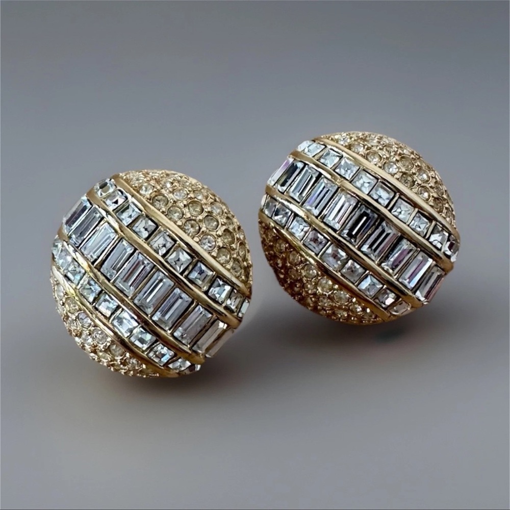 ⭐️ Dior Vintage Gold Plated Crystal Medallion Clip On Earrings - Picture 3 of 6